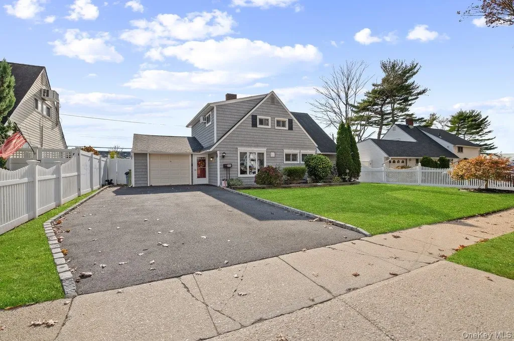 341 Red Maple Drive S Wantagh NY 11793