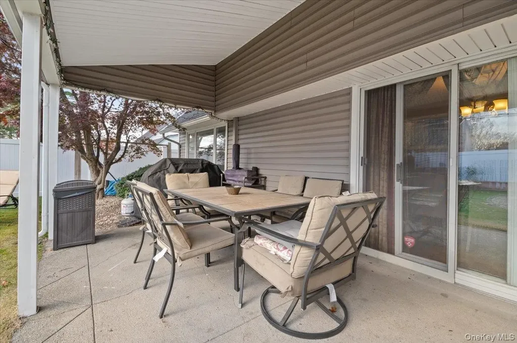341 Red Maple Drive S Wantagh NY 11793