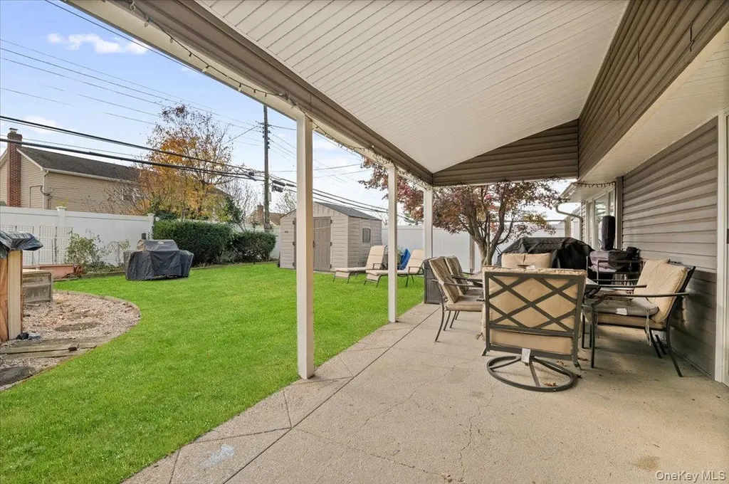 341 Red Maple Drive S Wantagh NY 11793