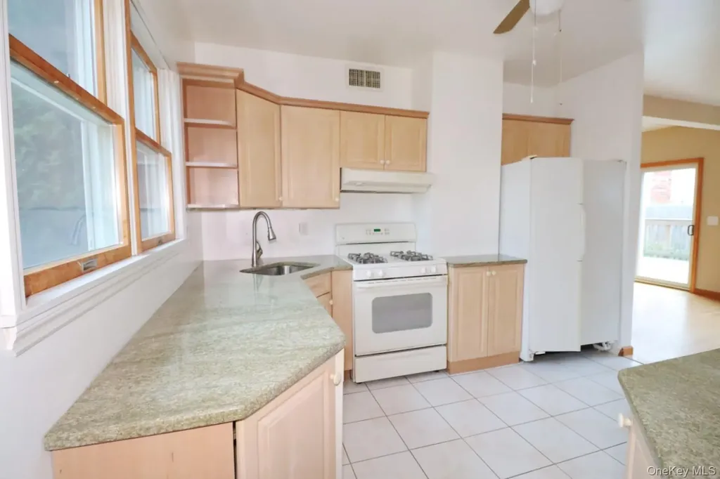 156 Oak Street Amityville NY 11701