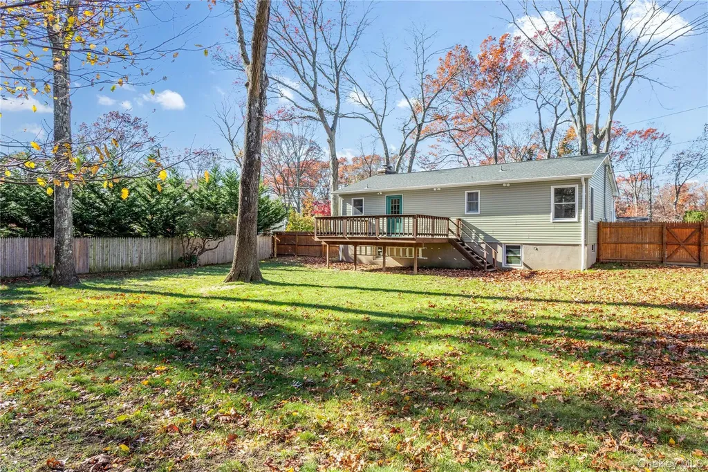 11 Seneca Trail Ridge NY 11961