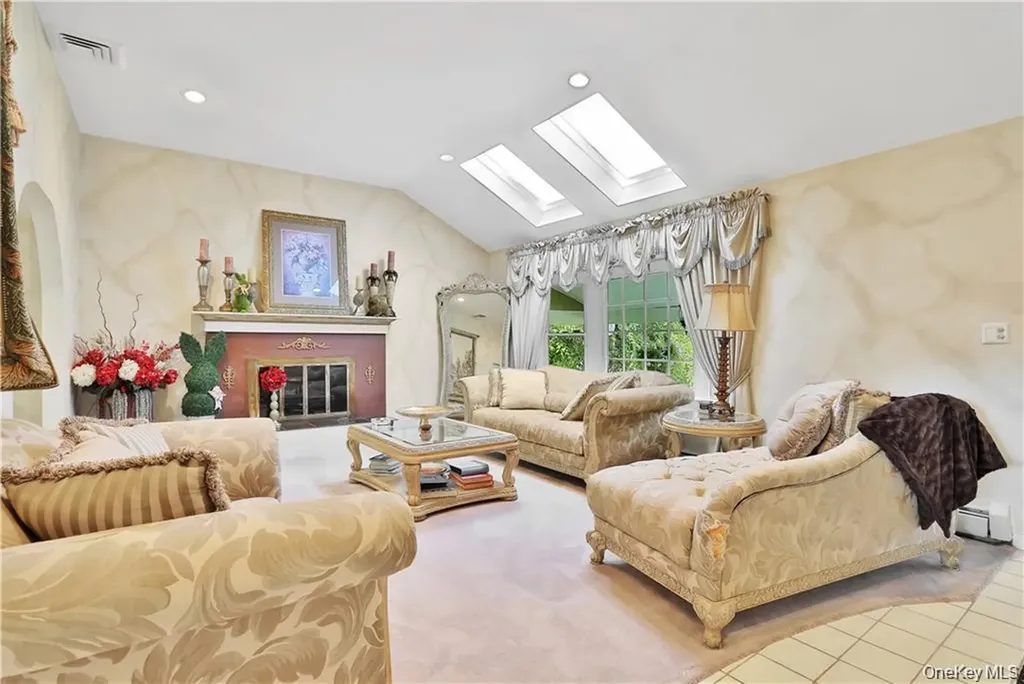 2 Split Tree Drive New Windsor NY 12553