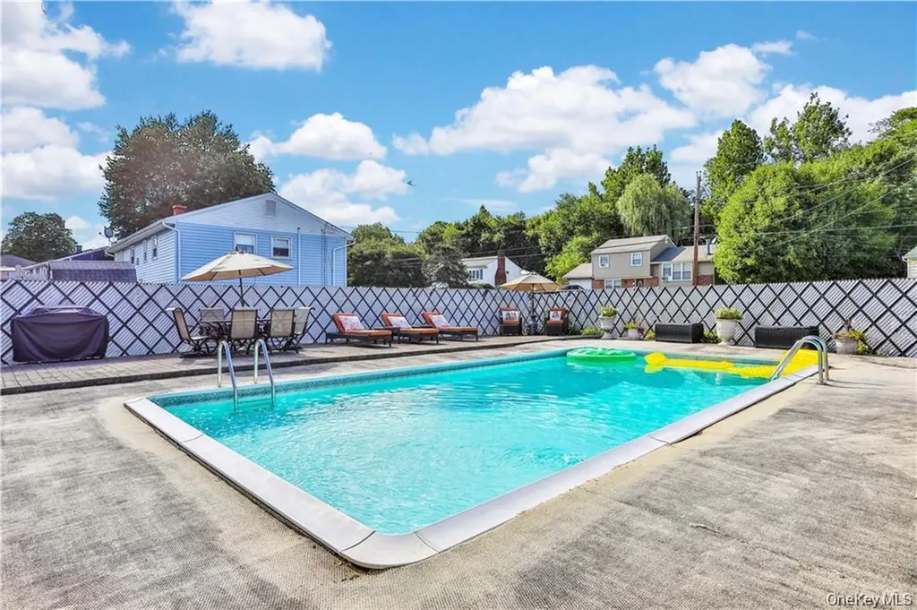 2 Split Tree Drive New Windsor NY 12553