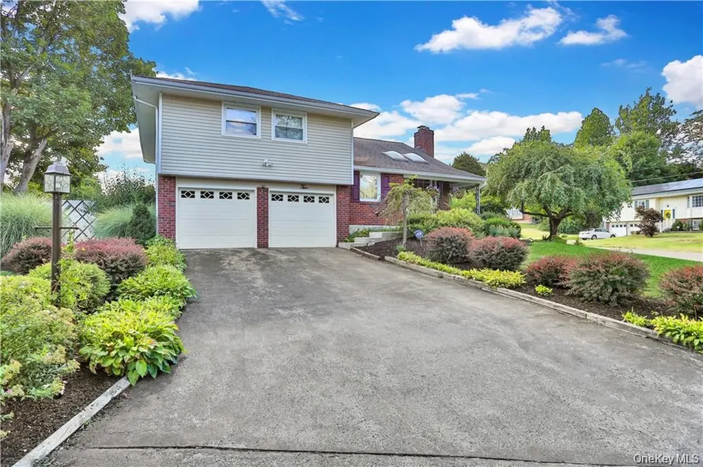 2 Split Tree Drive New Windsor NY 12553