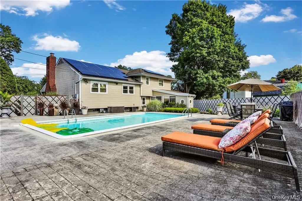 2 Split Tree Drive New Windsor NY 12553