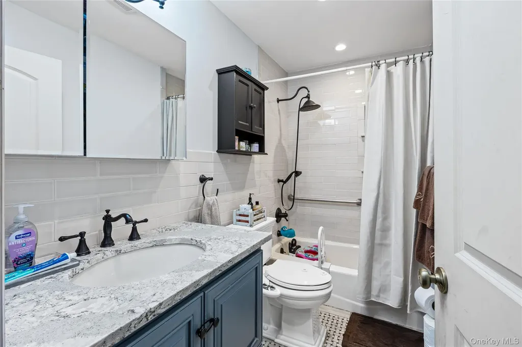 37 Beachwood Drive Babylon NY 11702