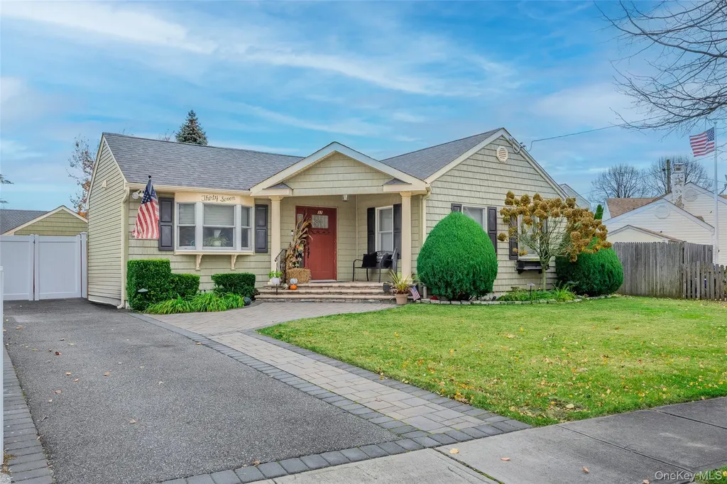 37 Beachwood Drive Babylon NY 11702