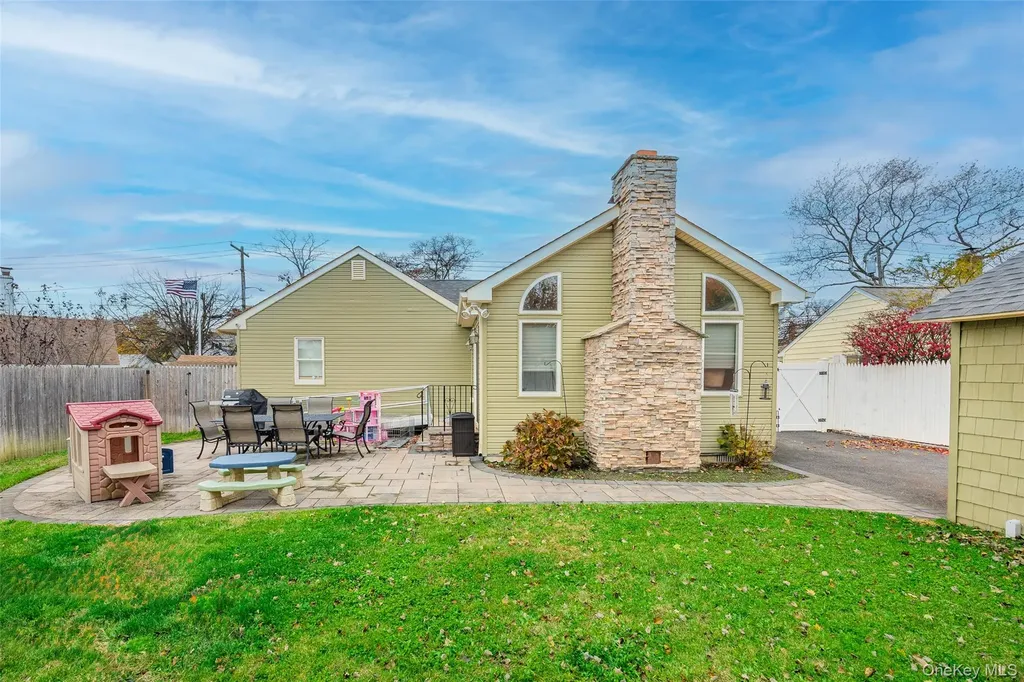 37 Beachwood Drive Babylon NY 11702