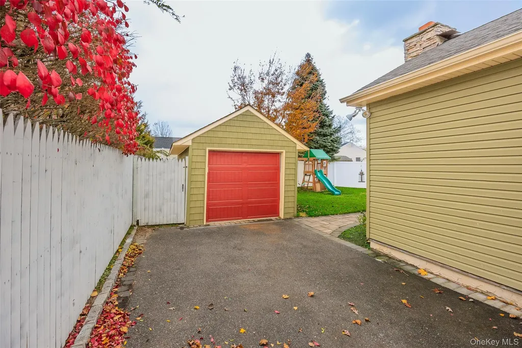 37 Beachwood Drive Babylon NY 11702