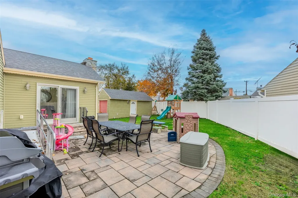 37 Beachwood Drive Babylon NY 11702