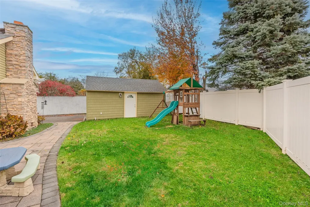 37 Beachwood Drive Babylon NY 11702