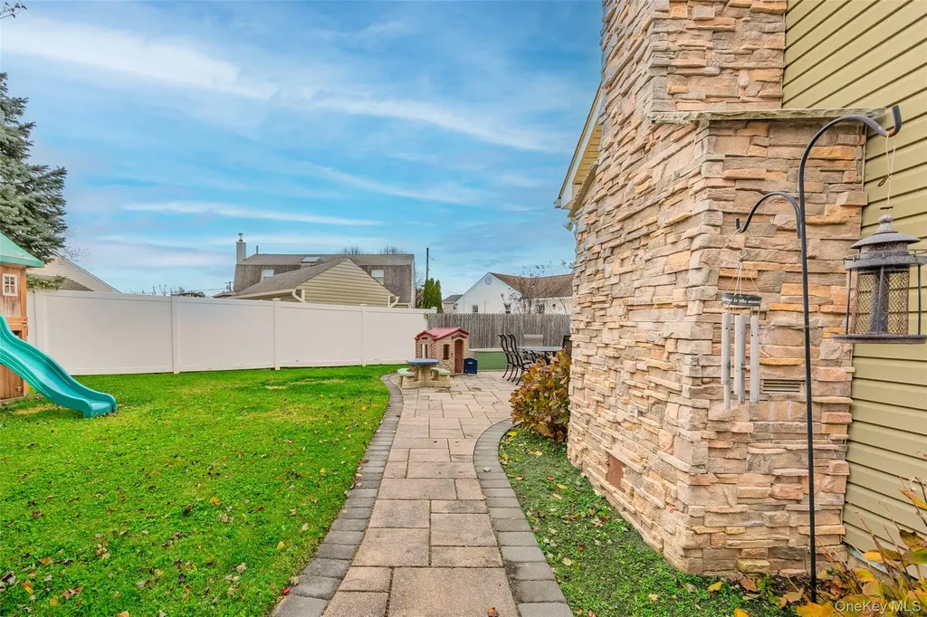 37 Beachwood Drive Babylon NY 11702