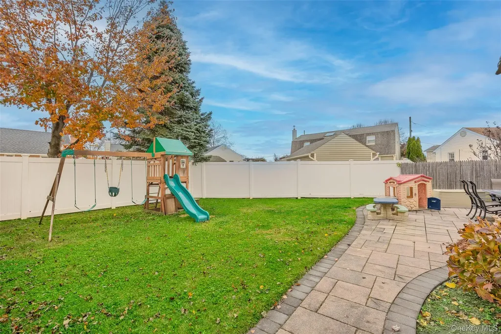 37 Beachwood Drive Babylon NY 11702
