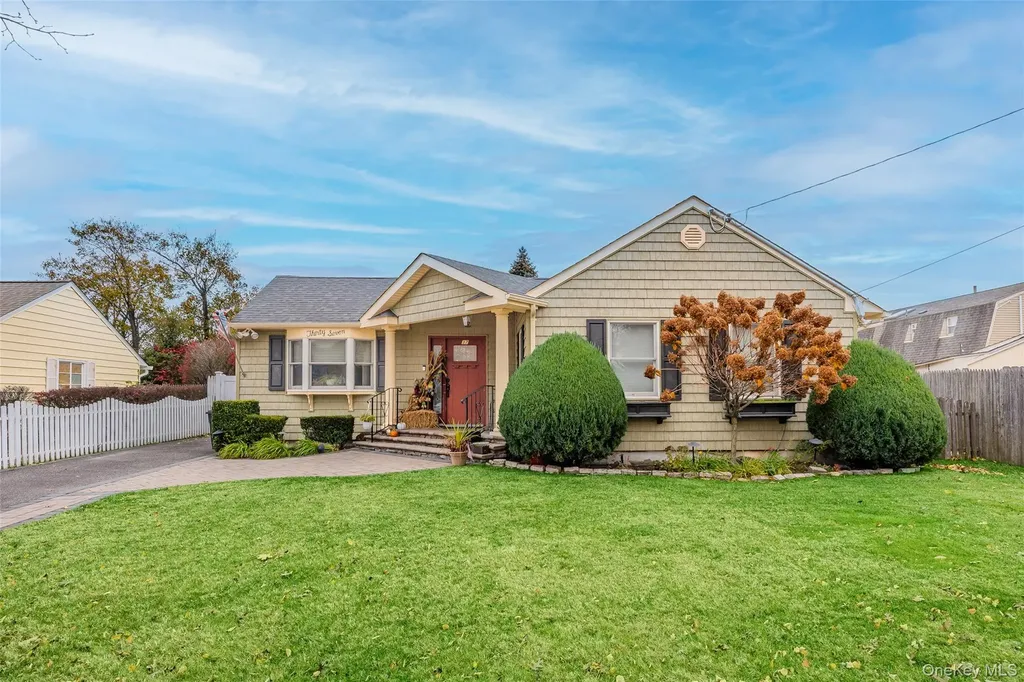 37 Beachwood Drive Babylon NY 11702