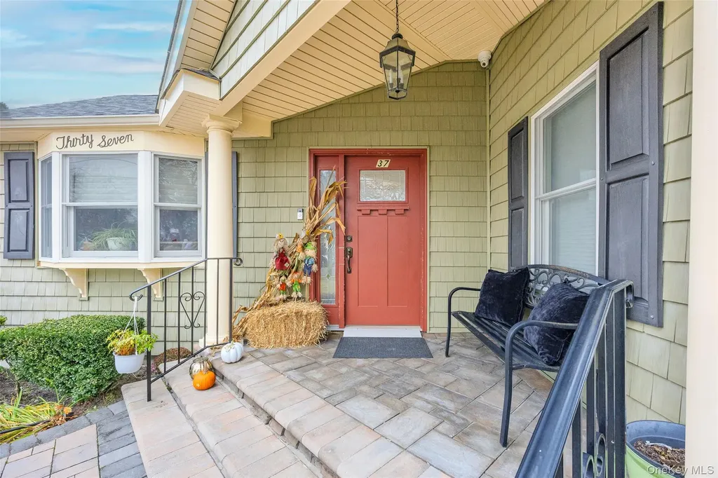 37 Beachwood Drive Babylon NY 11702