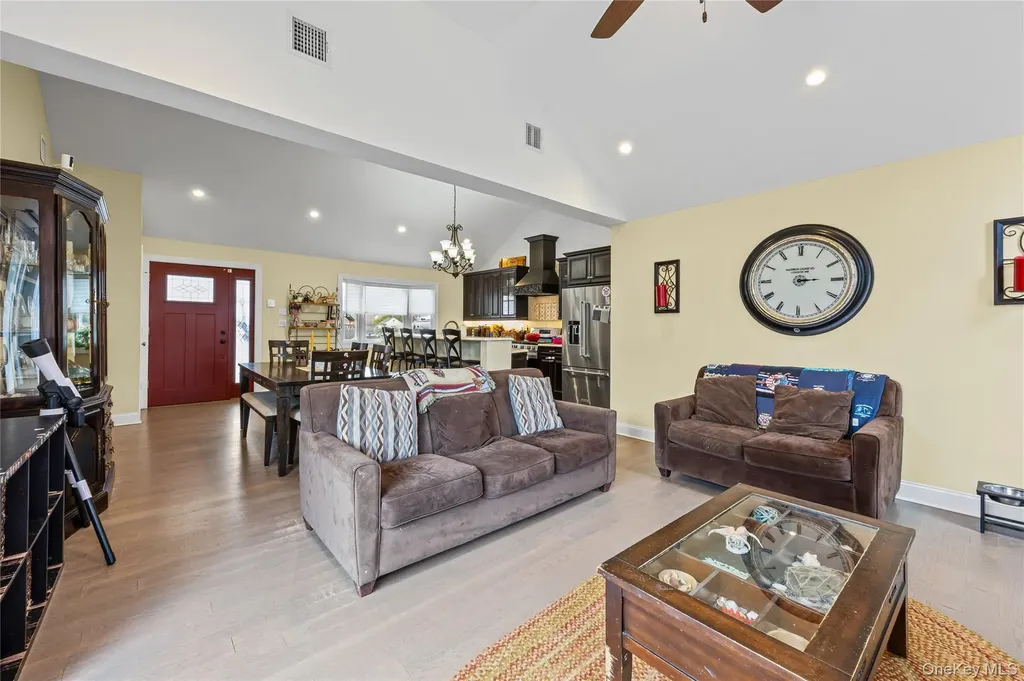 37 Beachwood Drive Babylon NY 11702