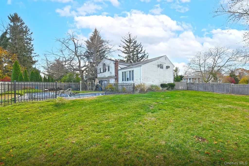 22 Suttonwood Drive Commack NY 11725