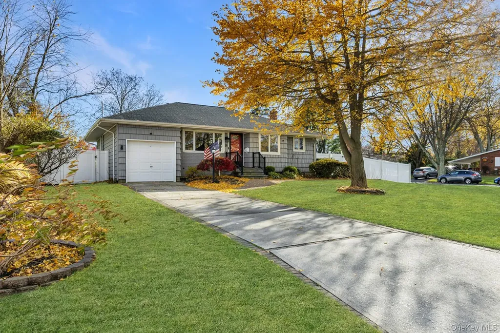 16 E Hill Drive Smithtown NY 11787