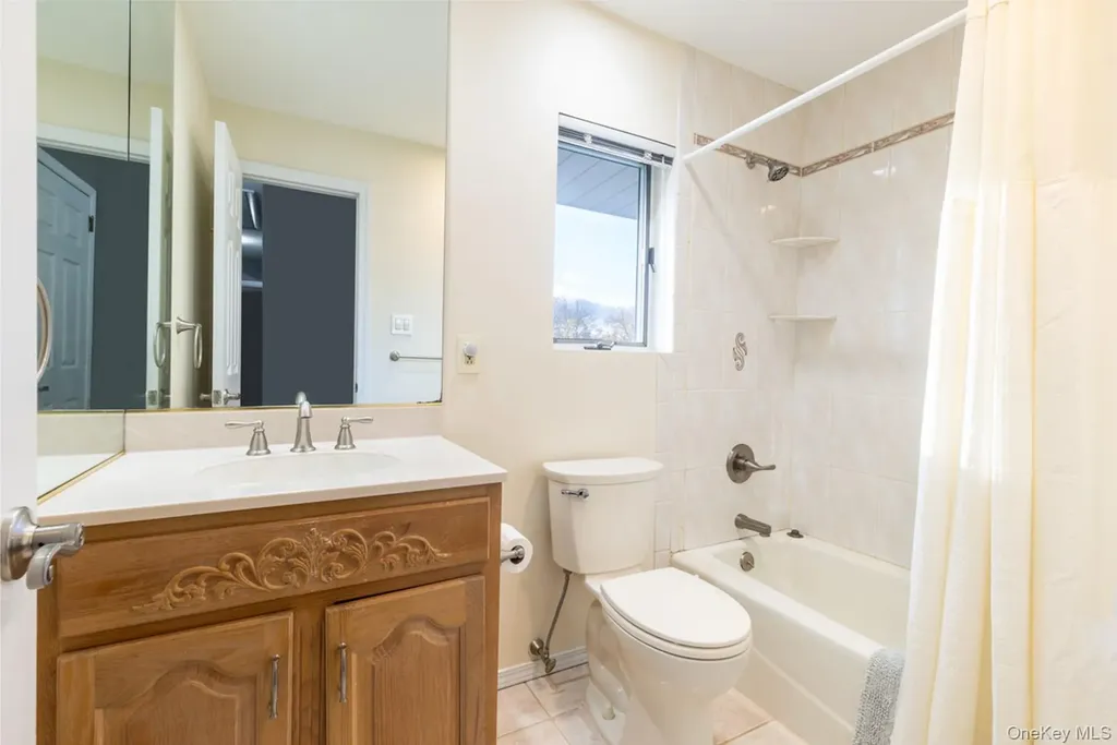 16 E Hill Drive Smithtown NY 11787