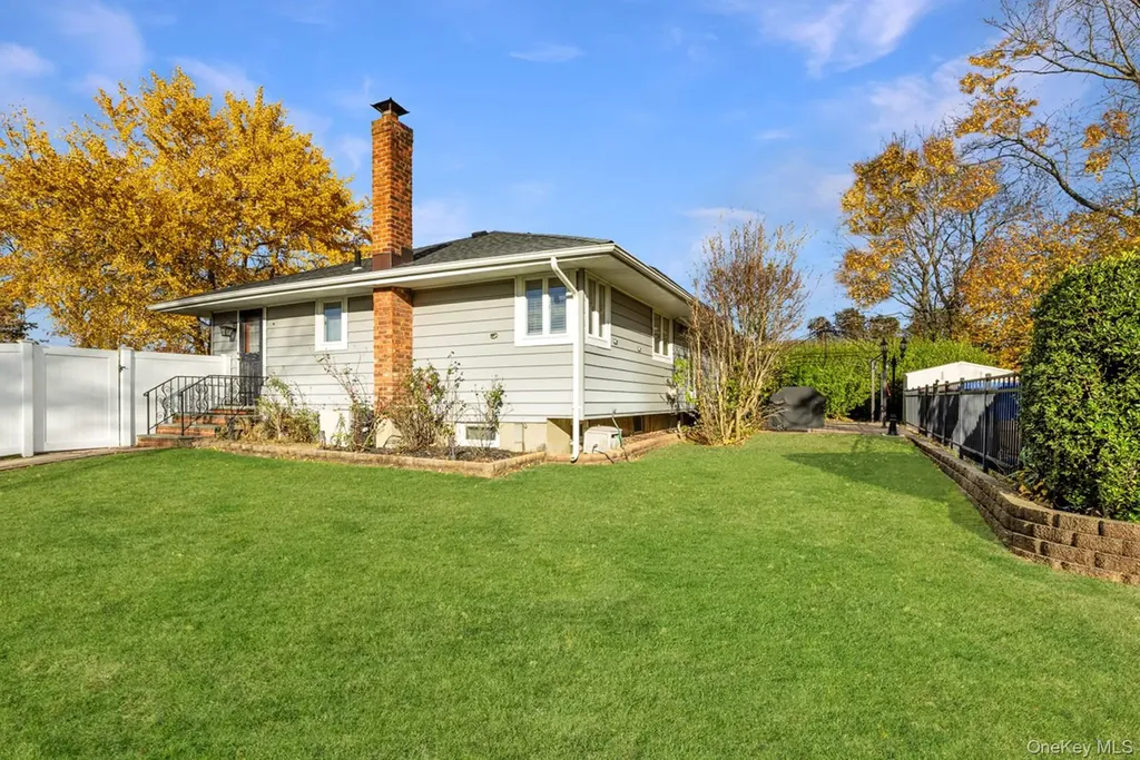 16 E Hill Drive Smithtown NY 11787