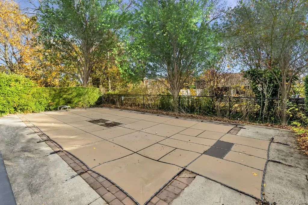 16 E Hill Drive Smithtown NY 11787