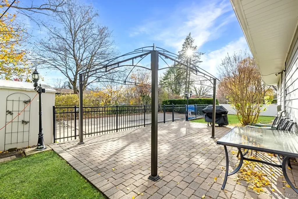 16 E Hill Drive Smithtown NY 11787