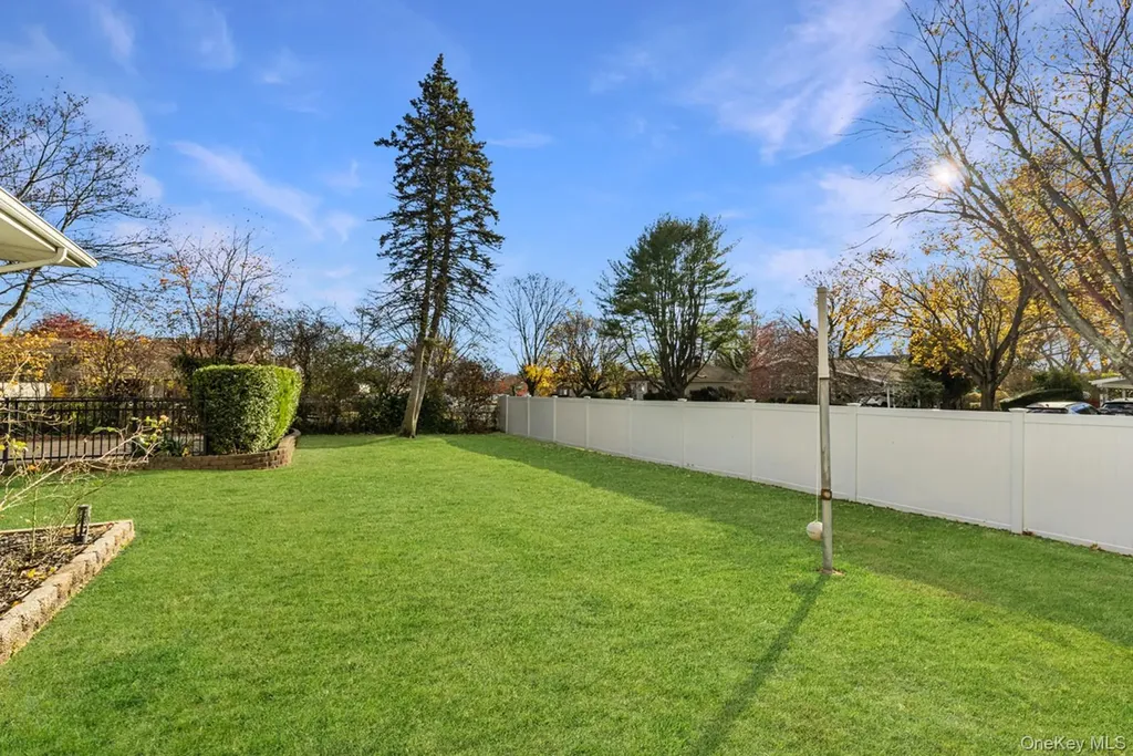 16 E Hill Drive Smithtown NY 11787