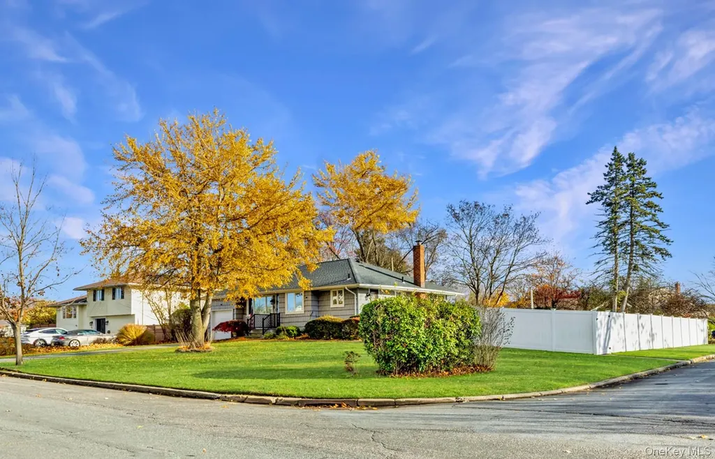 16 E Hill Drive Smithtown NY 11787