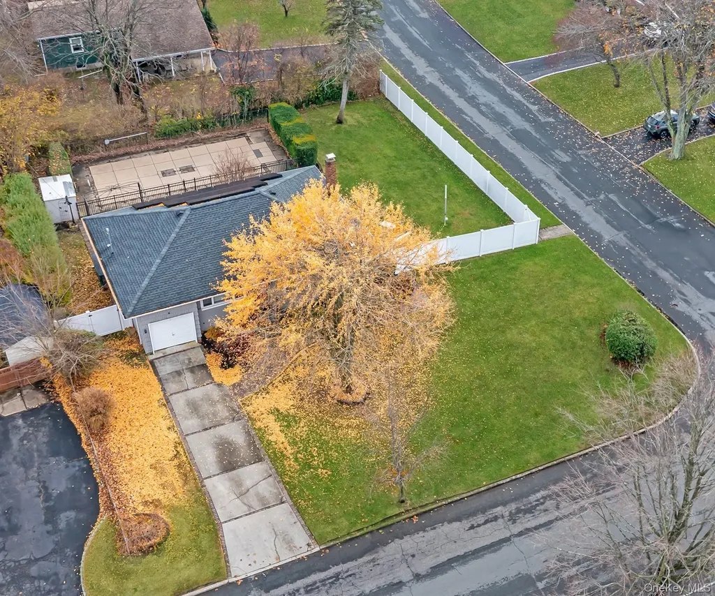 16 E Hill Drive Smithtown NY 11787