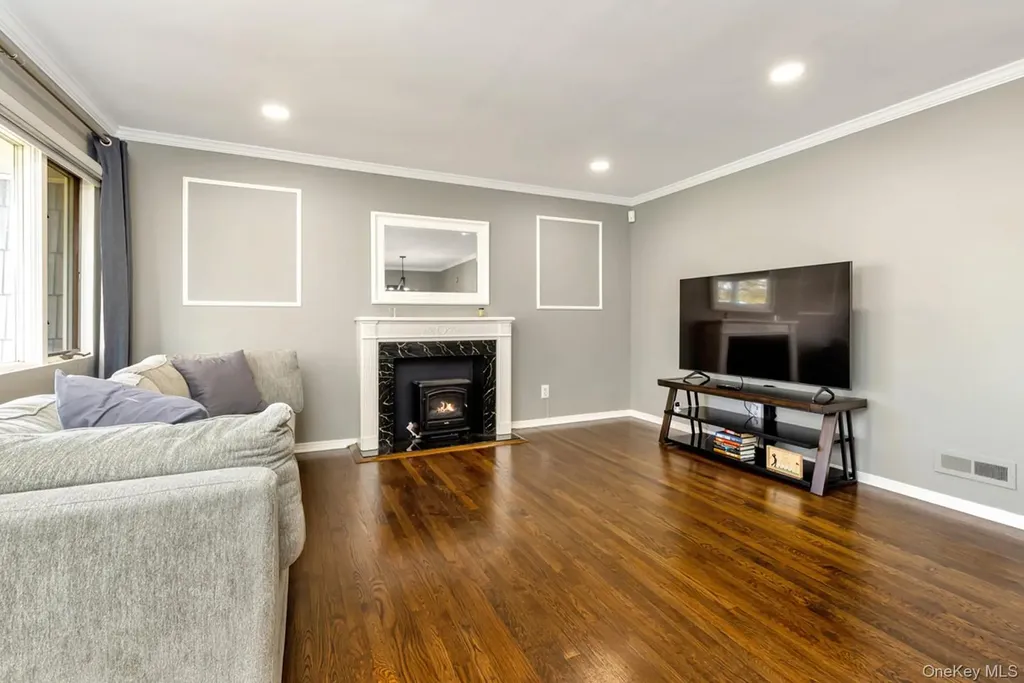 16 E Hill Drive Smithtown NY 11787