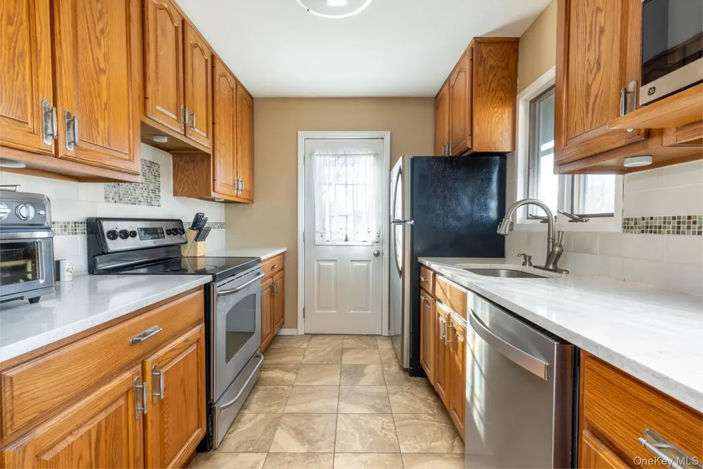 16 E Hill Drive Smithtown NY 11787
