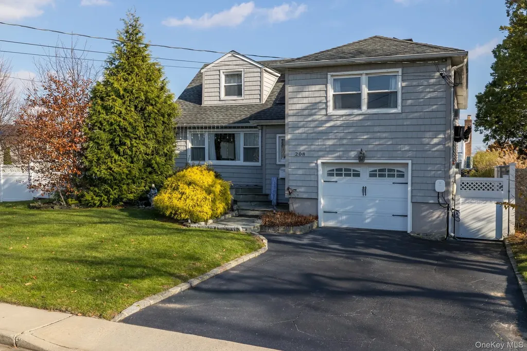 208 Island Parkway W Island Park NY 11558