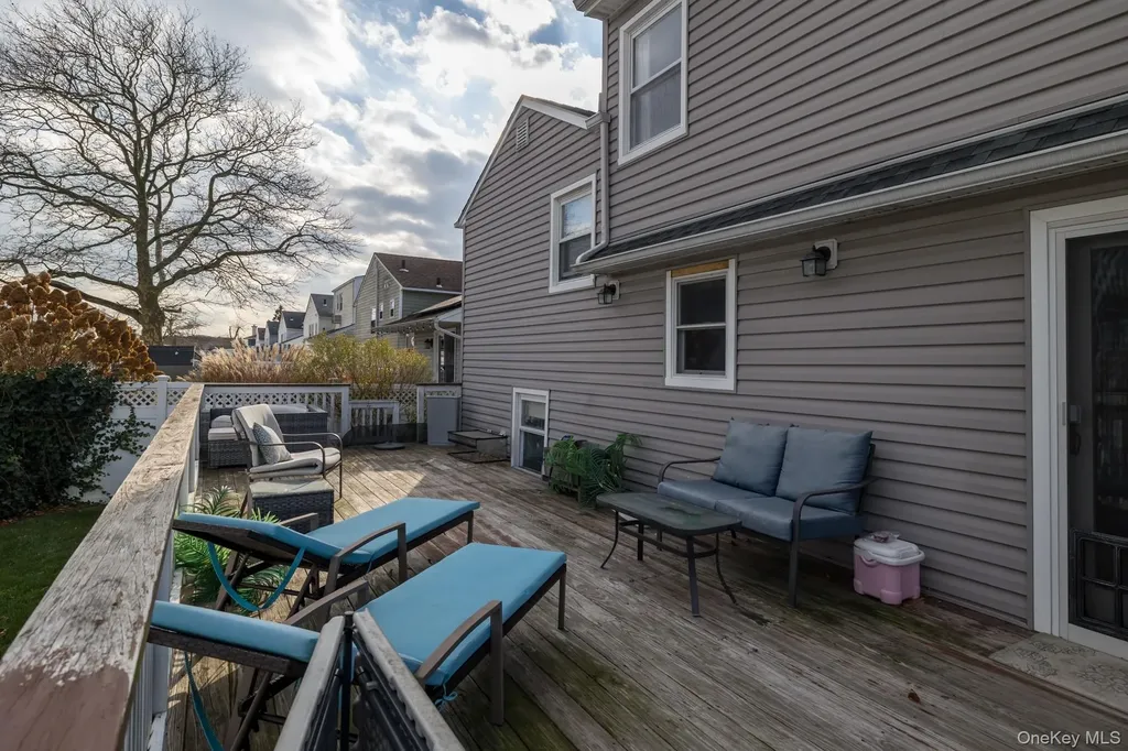 208 Island Parkway W Island Park NY 11558