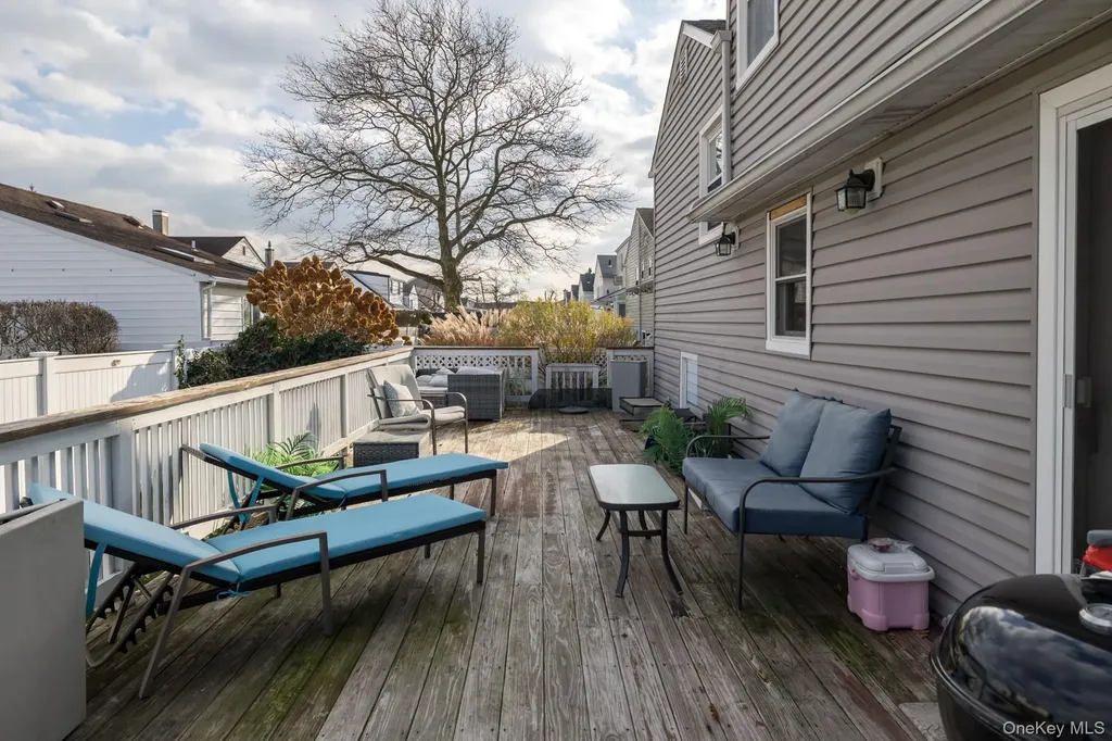 208 Island Parkway W Island Park NY 11558