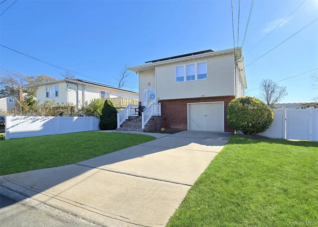430 Heathcote Road Lindenhurst NY 11757
