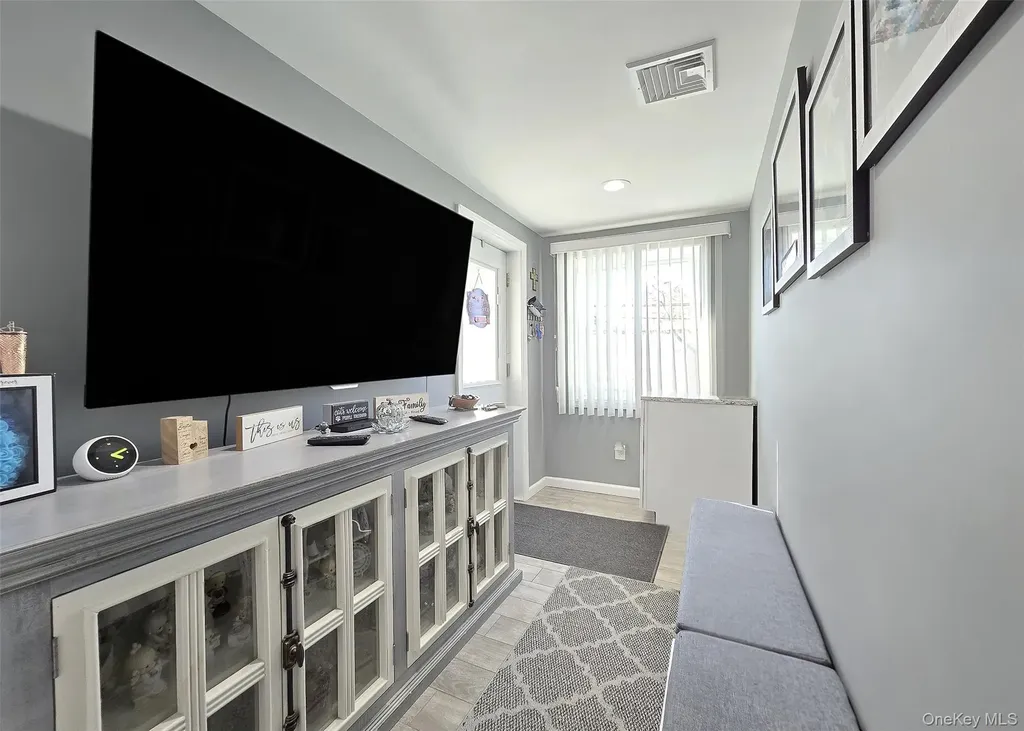 430 Heathcote Road Lindenhurst NY 11757