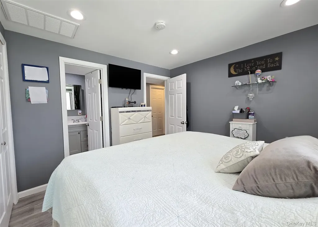 430 Heathcote Road Lindenhurst NY 11757
