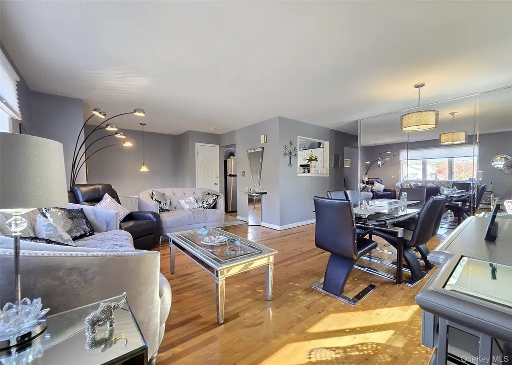 430 Heathcote Road Lindenhurst NY 11757