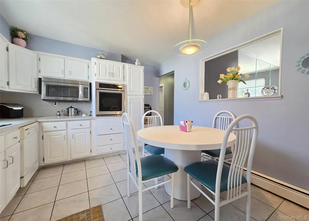 430 Heathcote Road Lindenhurst NY 11757