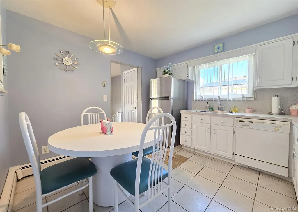 430 Heathcote Road Lindenhurst NY 11757