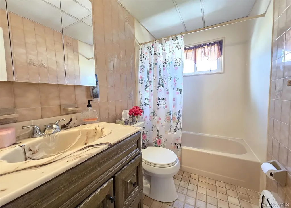 430 Heathcote Road Lindenhurst NY 11757