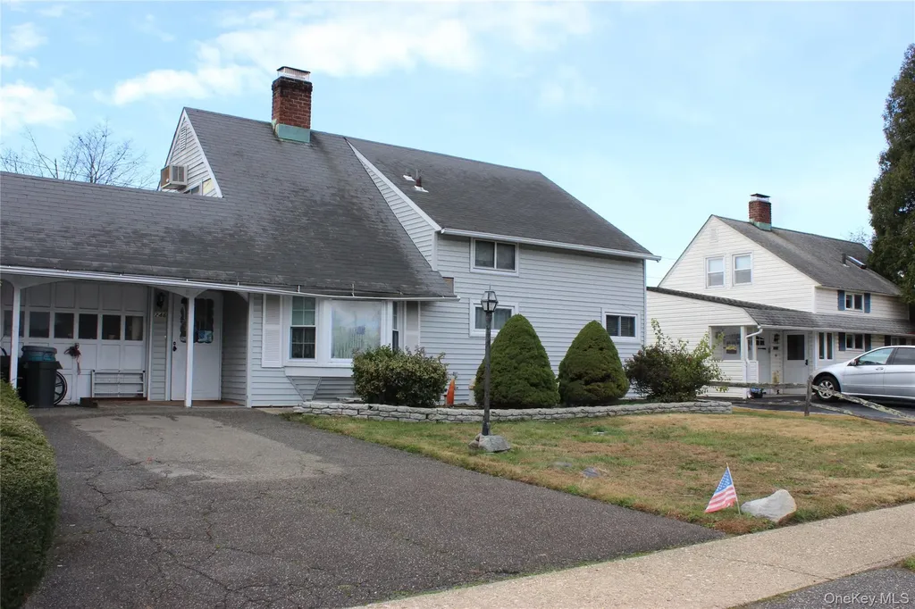 248 Twin Lane E Wantagh NY 11793