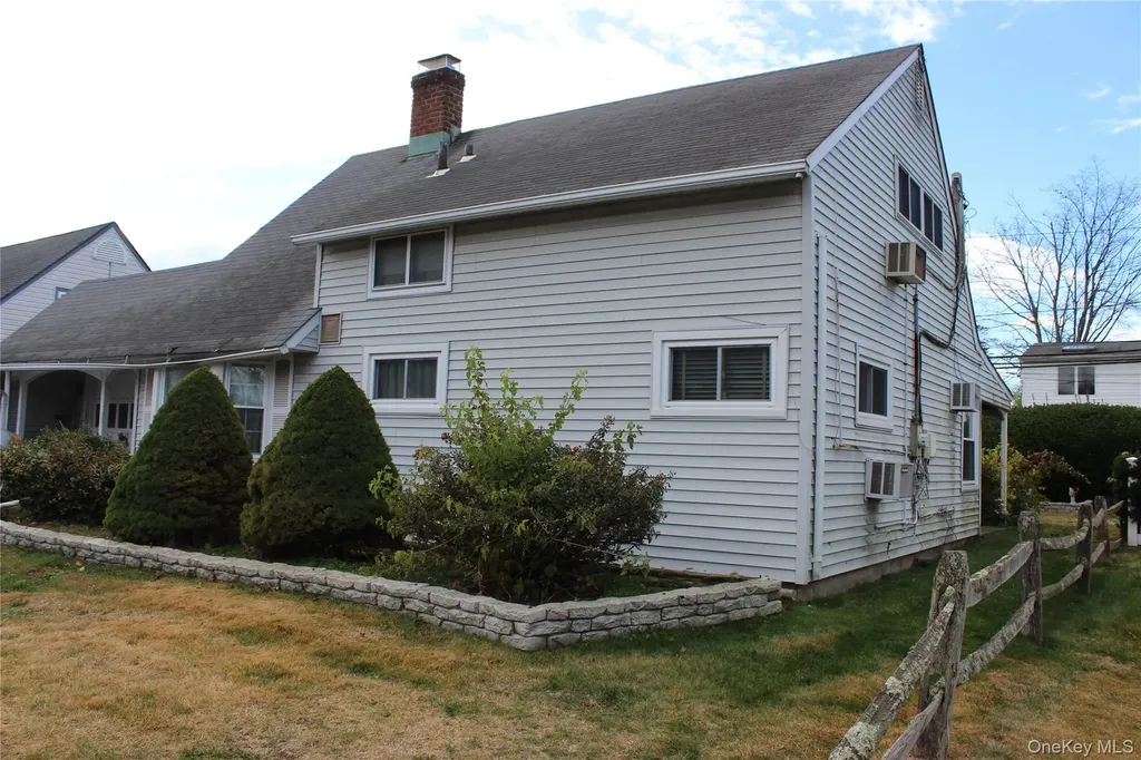 248 Twin Lane E Wantagh NY 11793