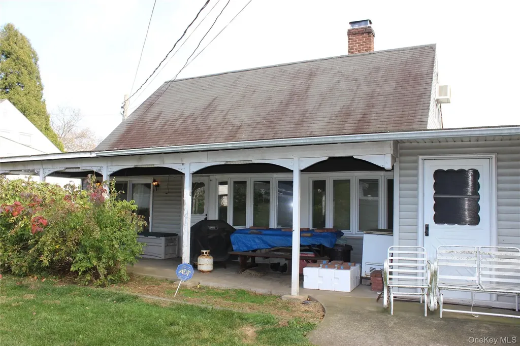 248 Twin Lane E Wantagh NY 11793