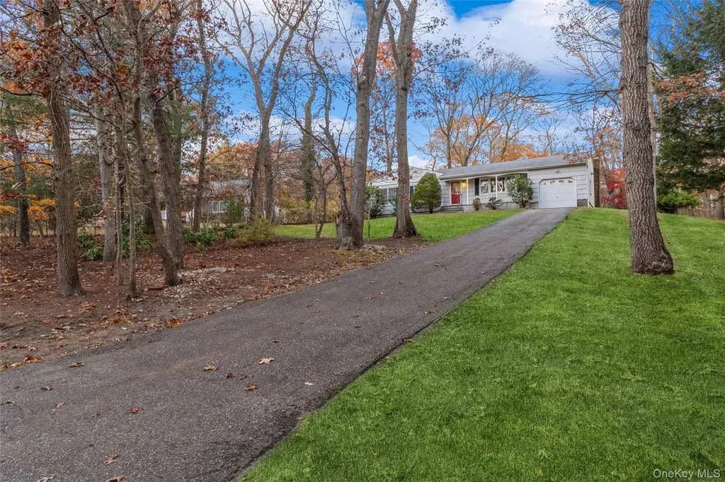 15 Mobrey Lane Smithtown NY 11787