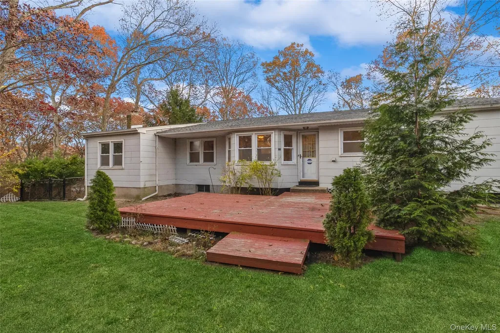 15 Mobrey Lane Smithtown NY 11787