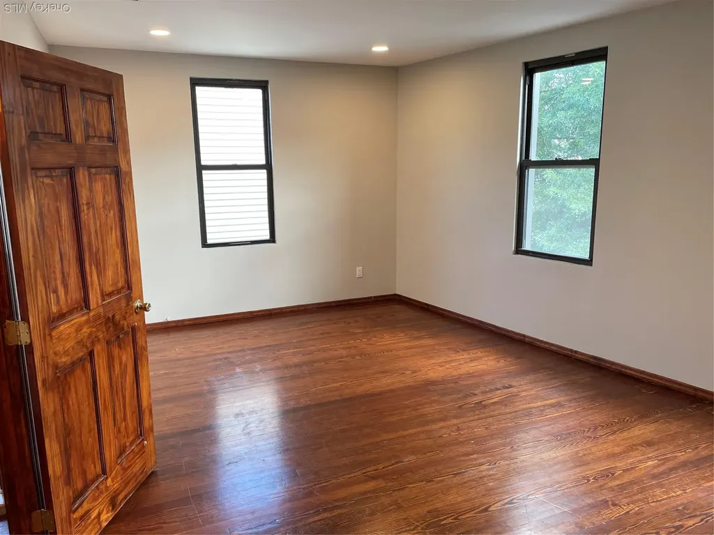 7845 79th Place Glendale NY 11385