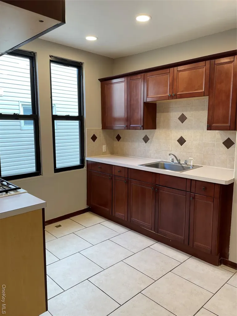 7845 79th Place Glendale NY 11385