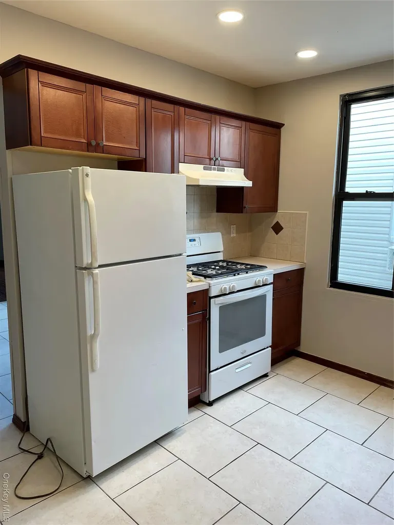 7845 79th Place Glendale NY 11385