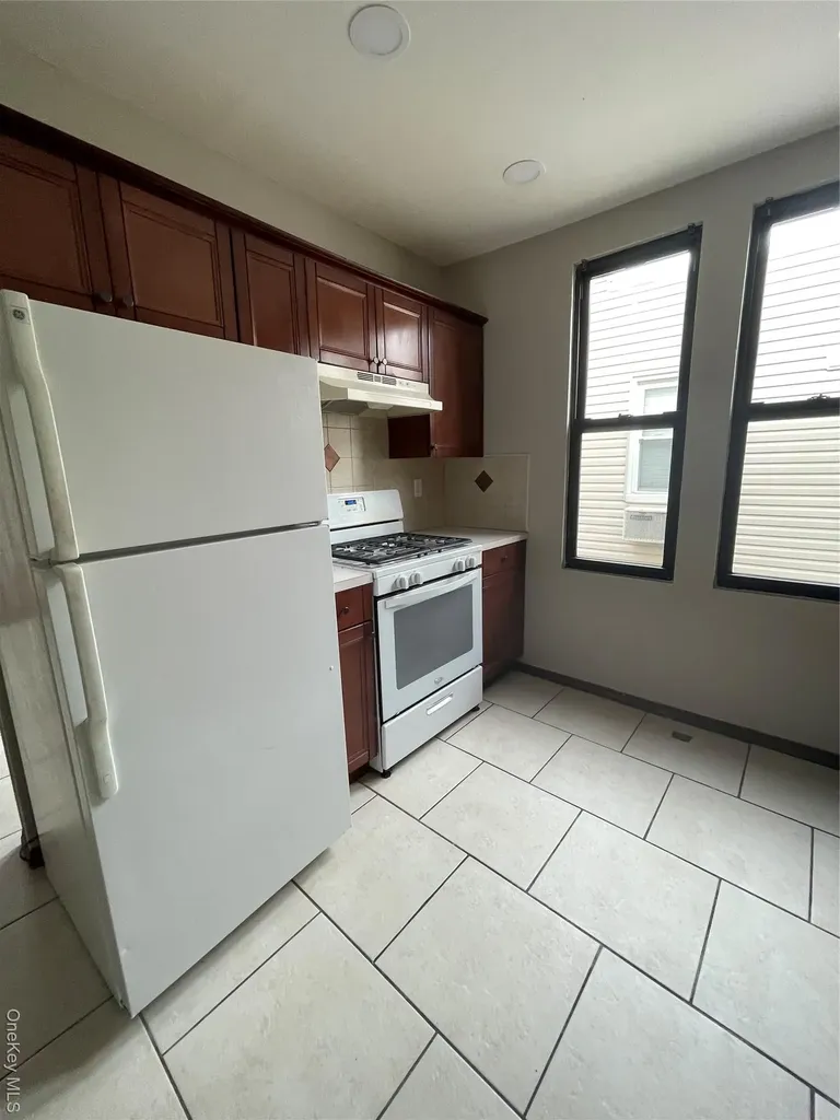 7845 79th Place Glendale NY 11385
